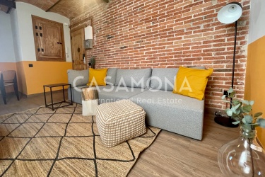 Fully-Renovated Penthouse with a Massive Private Terrace of 36 m2 in Poble Sec
