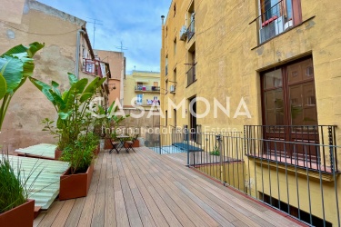 Spacious and Bright Apartment with a Big Terrace and Elevator in the Heart of Gótico