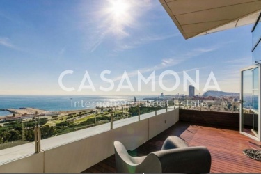 Spacious Top Floor Apartment with a Suite and a panoramic Balcony offering a  Large View to the City and the Beach