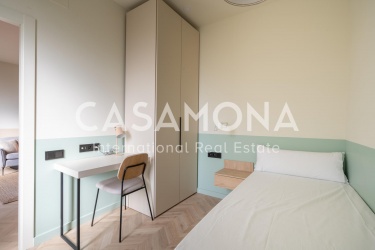Комфортная индивидуальная спальня с балконом в общей квартире с 5 спальнями в Эшампле Дрета